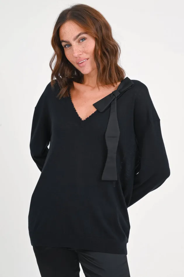Pullover aus Cashmere-Mix mit Schleife in Schwarz